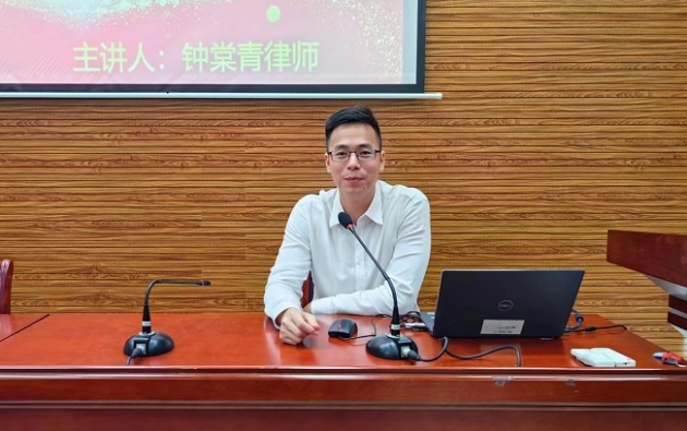 学校举办“关爱明天,普法先行”法治宣传进校园系列讲座(第二场)